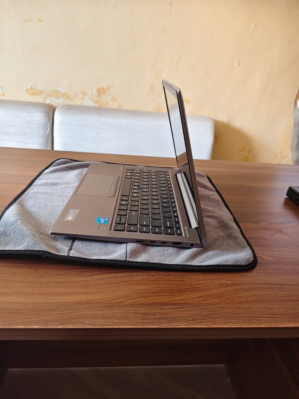 https://agarwaltechhub.com/storage/photos/1/Laptop/Zbook Firefly/6a1823f0d321f.jpeg